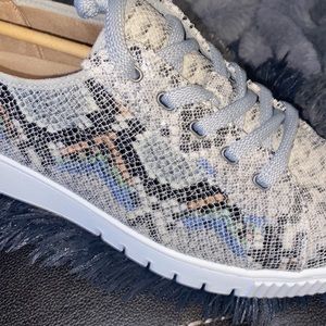 SOUL NATURALIZER TOPAZ2, GREY SNAKE SHOES SNEAKERS TENNIS SHOE SIZE 11 GRAY NEW